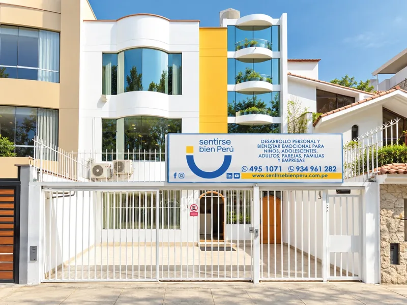 Fachada de la sede de Sentirse Bien Perú en Av. Alameda del Corregidor 1670, La Molina